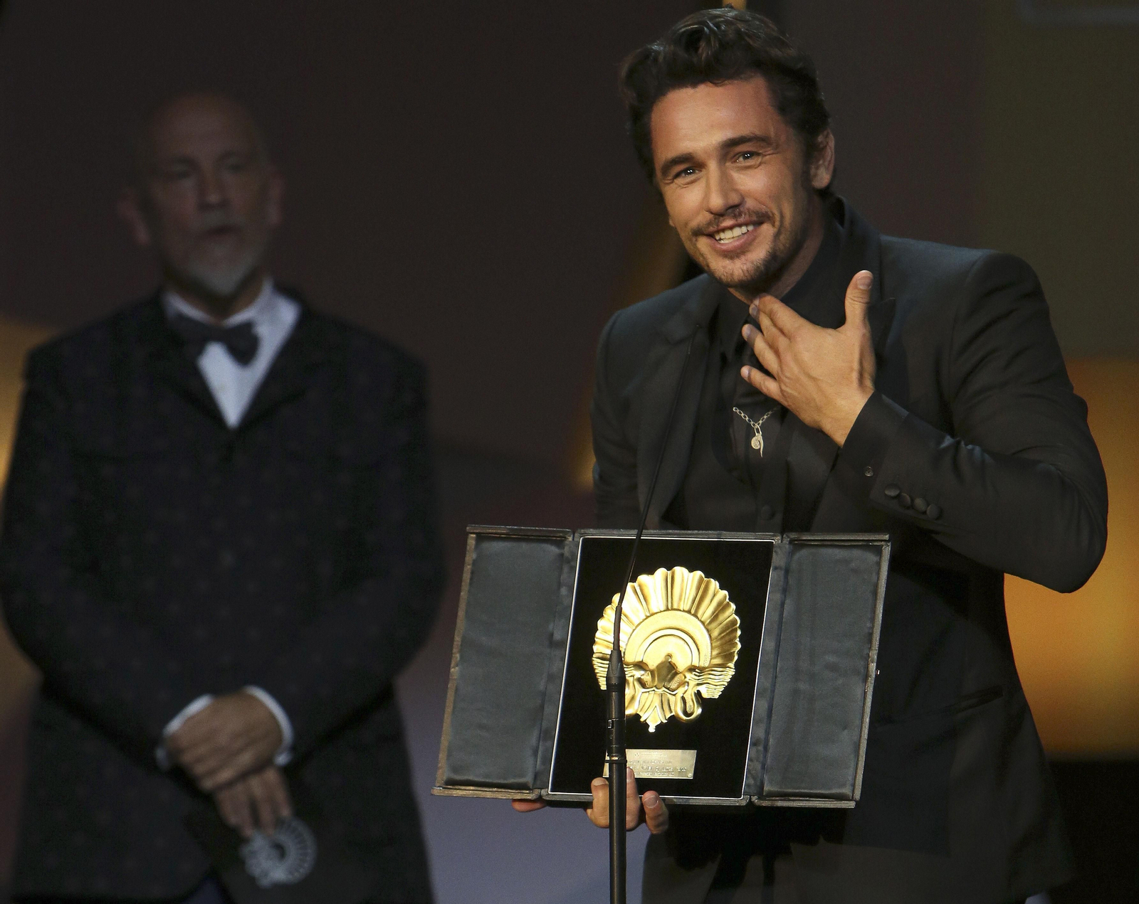 James Franco agradece su Concha de Oro en el escenario del Kursaal.