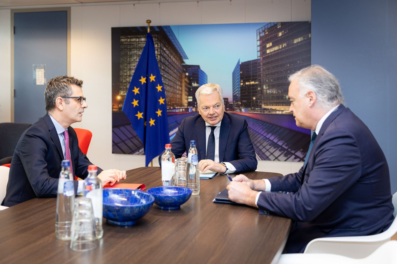 Imagen facilitada por la Comisión Europea de la reunión entre Reynders, Bolaños y González Pons.