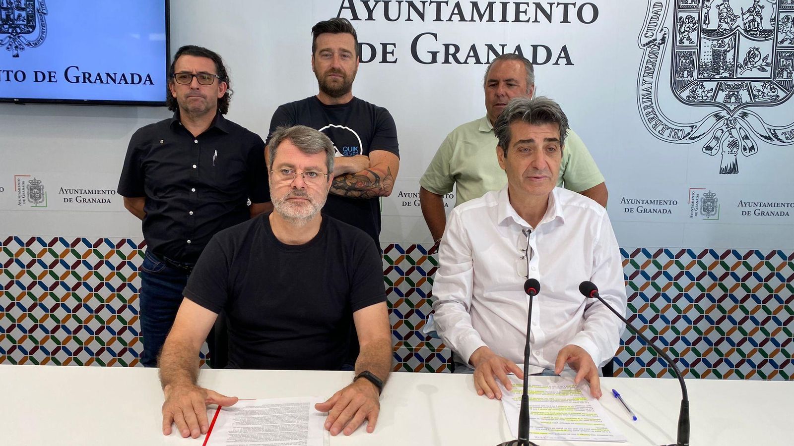 El comité de empresa y el portavoz de UP en el Ayuntamiento de Granada.