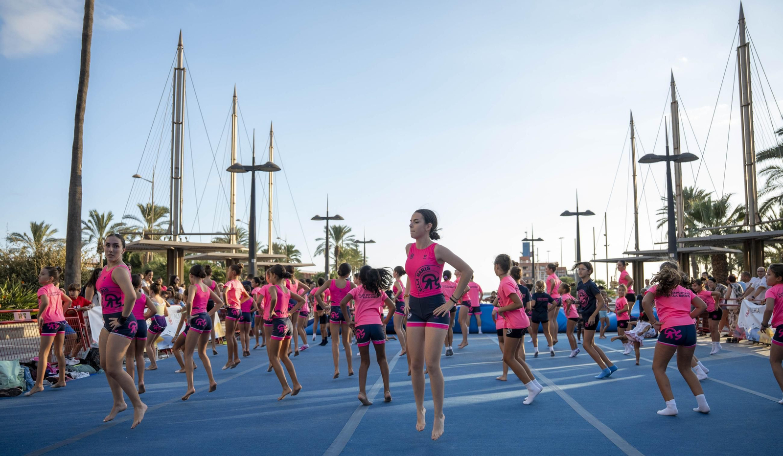 Los jugadores de la UDA Thalys y Andrés firman autógrafos