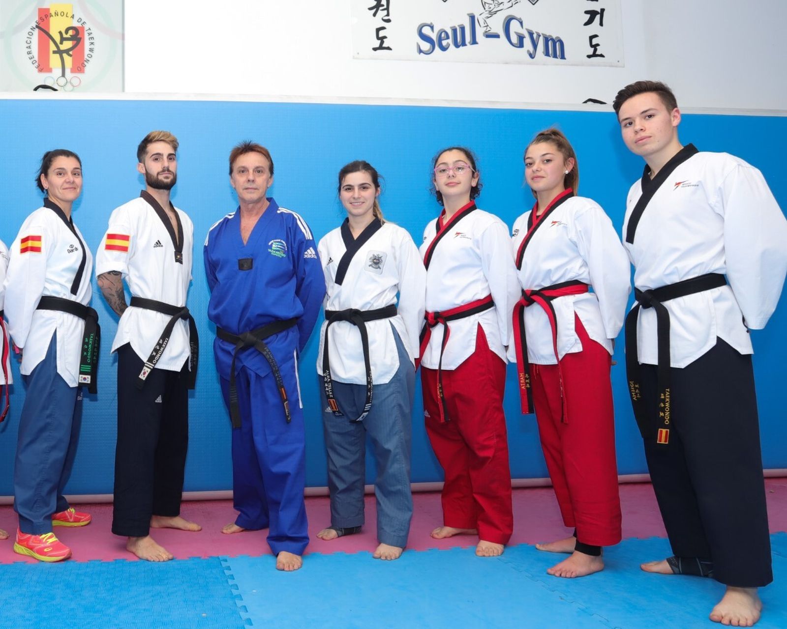 Profesores y taekondokas del Seúl Gym, en un entrenamiento