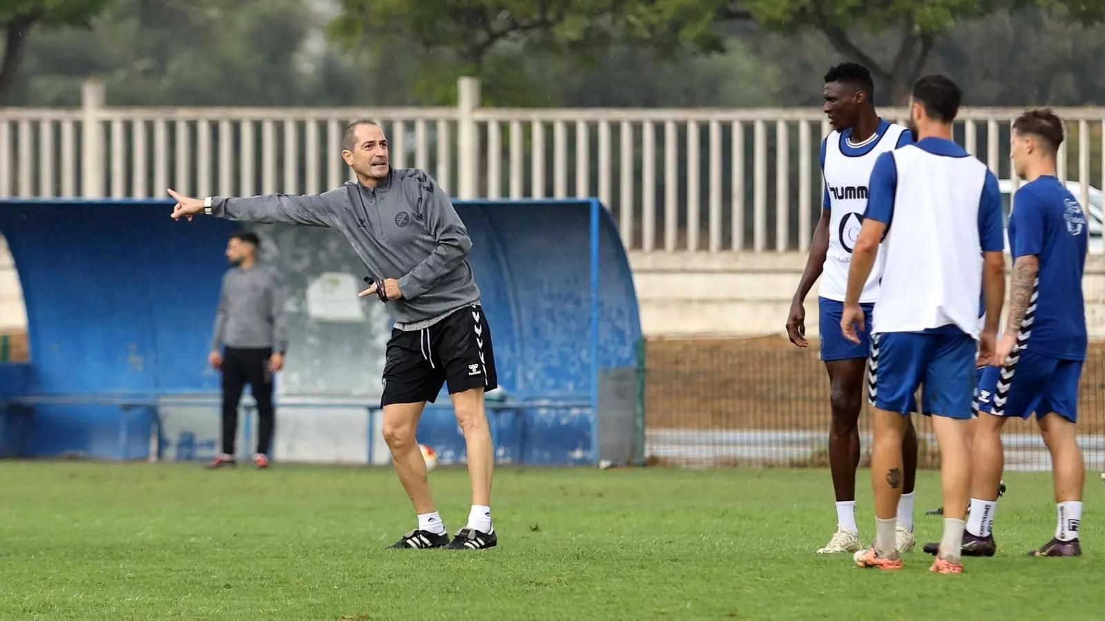 Diego Caro da instrucciones a sus jugadores en un entrenamiento en el Pepe Ravelo.
