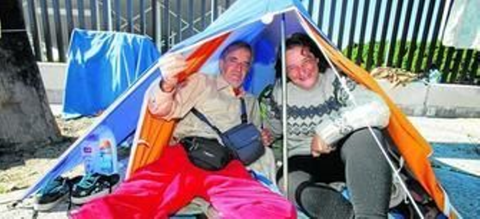 Manuel Pérez y Carmen Fernández viven desde hace más de 70 días en una tienda de campaña que han instalado en Torneo.