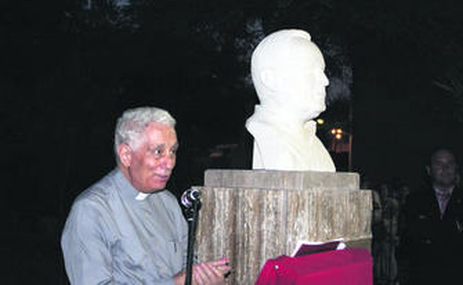 Piedras Redondas rinde homenaje al jesuita Carlos Huelin con un monolito
