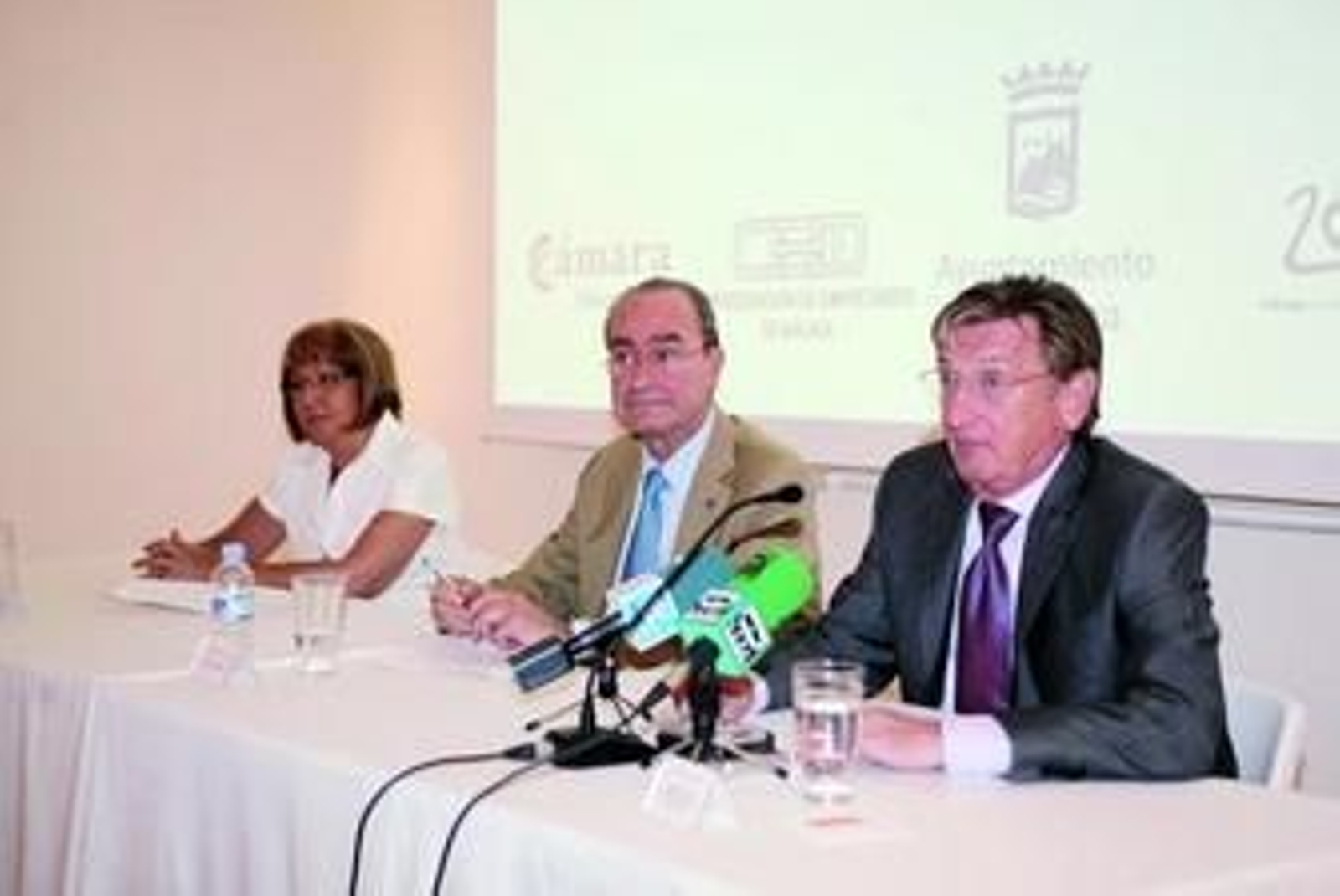 Adelaida de la Calle, Francisco de la Torre y Fulgencio Alcaraz, ayer, durante la presentación del título.