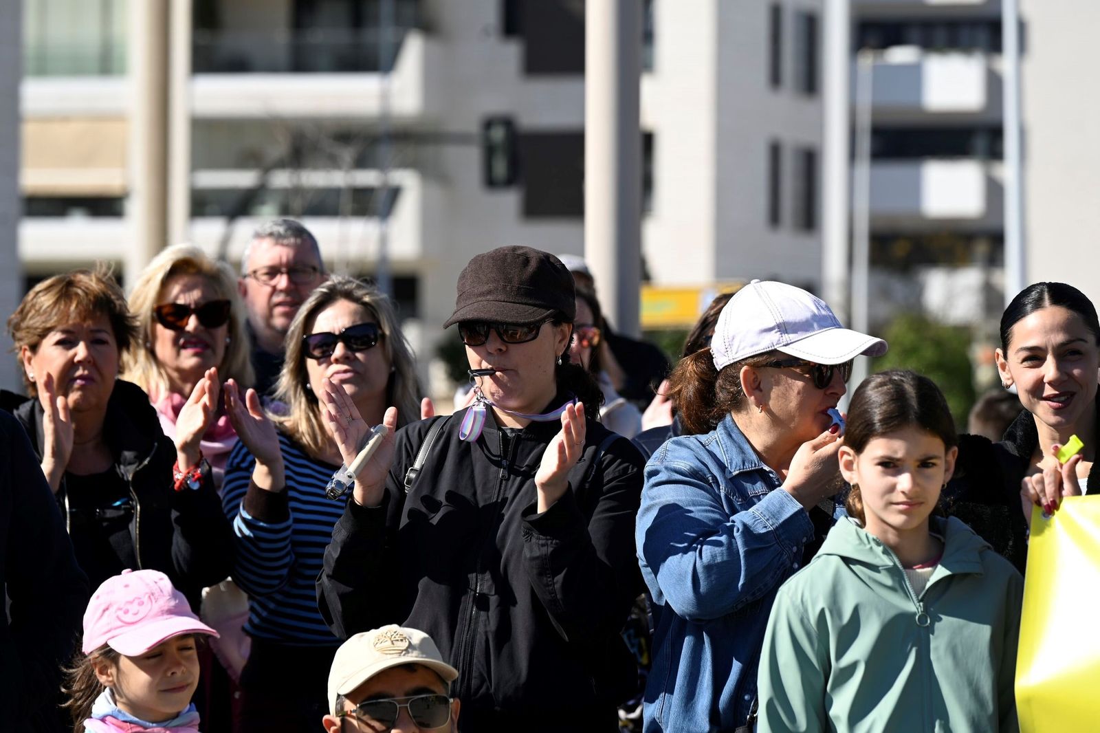 Las imágenes de la concentración de los vecinos de Turruñuelos por una pasarela peatonal sobre la ronda de Poniente