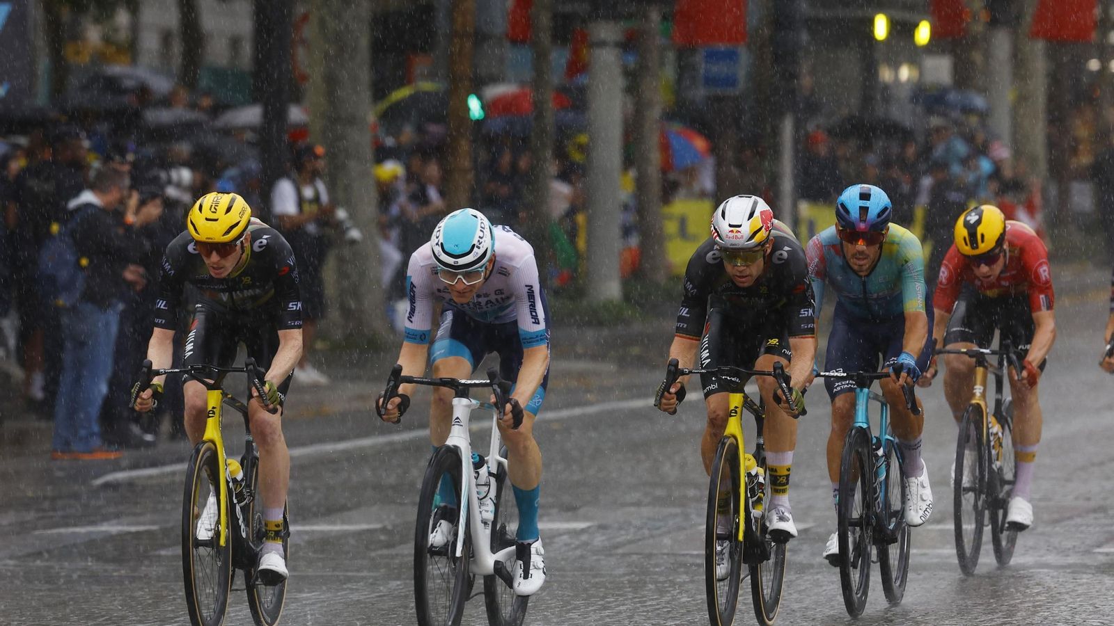 Cabeza de carrera a su llegada a meta, con Van Aert liderando Cabeza de carrera a su llegada a meta, con Van Aert liderando