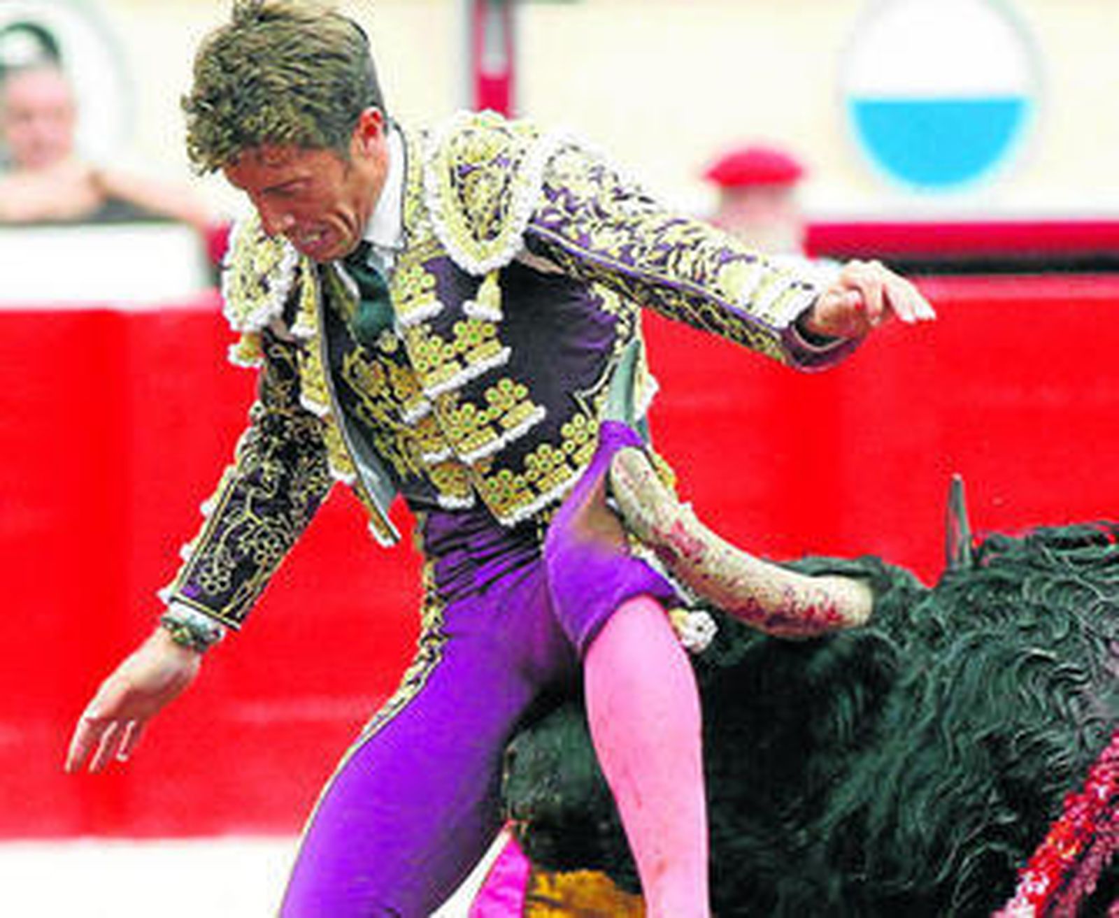 Manuel Escribano, cogido por su primer toro, que no llegó a herirle.