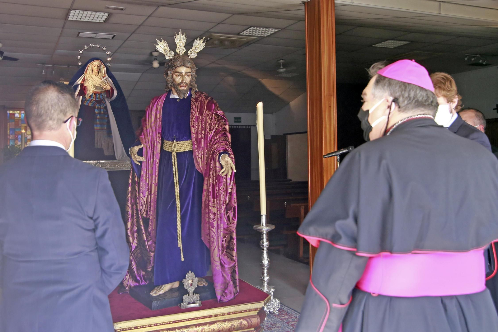 Mazuelos Pérez, con mascarilla, visitando a la hermandad de la Clemencia.