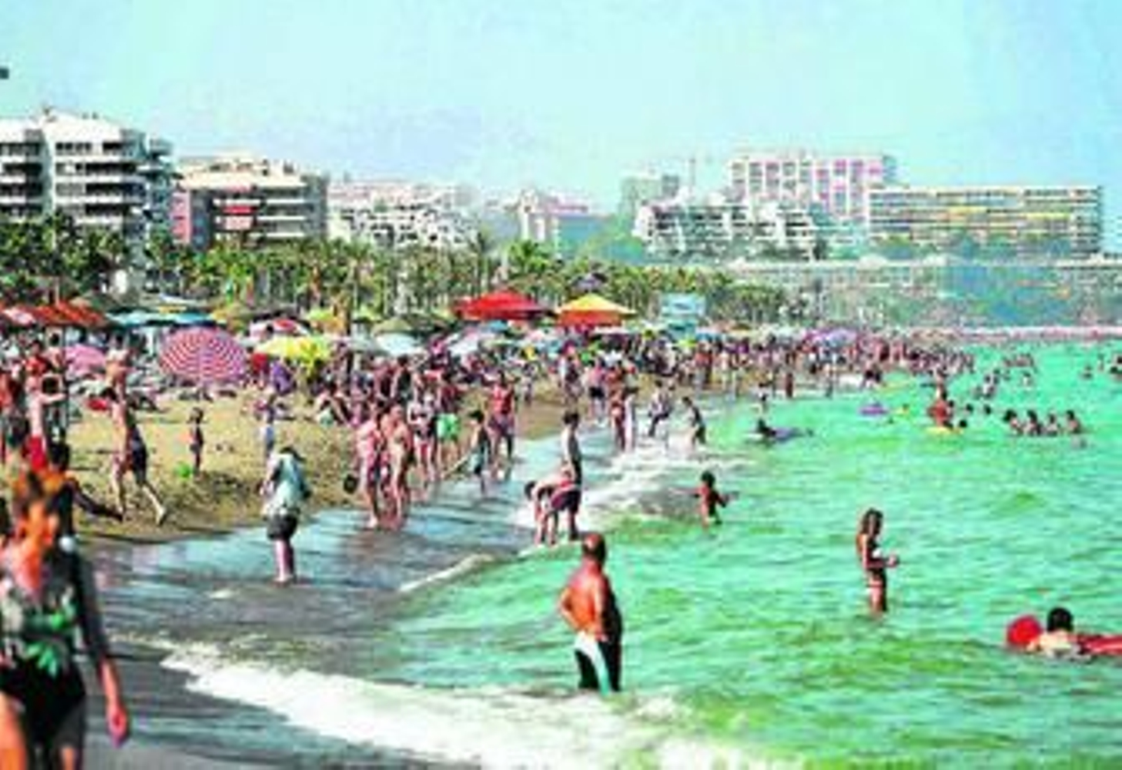 Vista de turistas en la playa de Torremolinos.