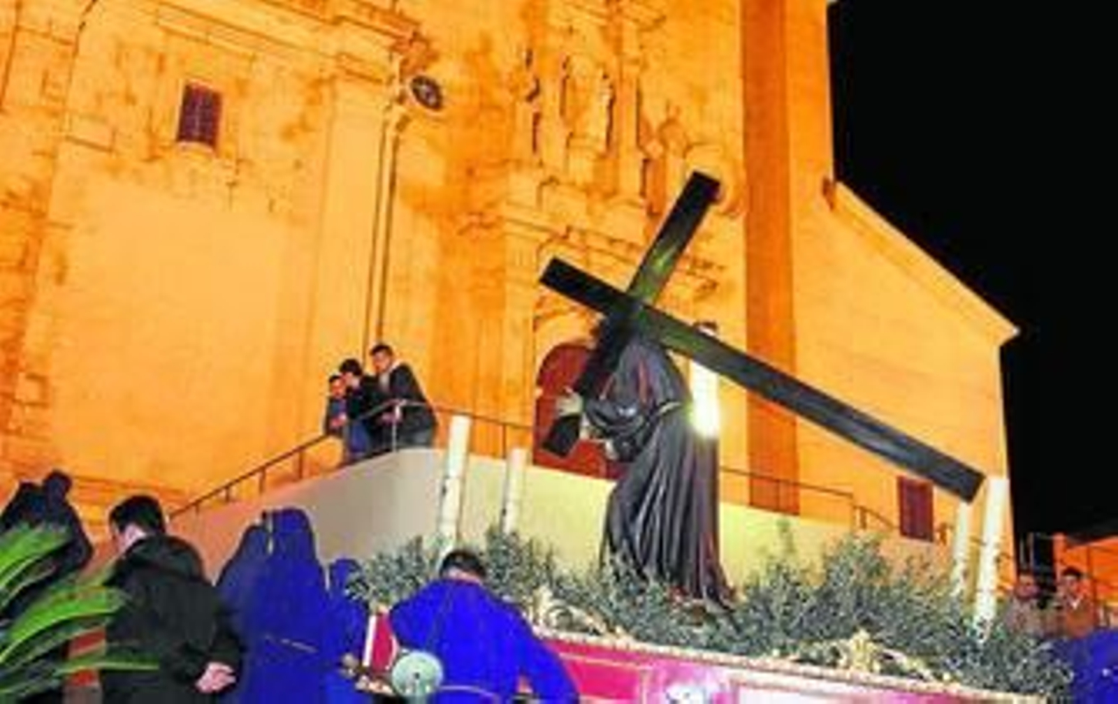 El Nazareno con la Cruz a hombros rememora las estaciones de penitencia.