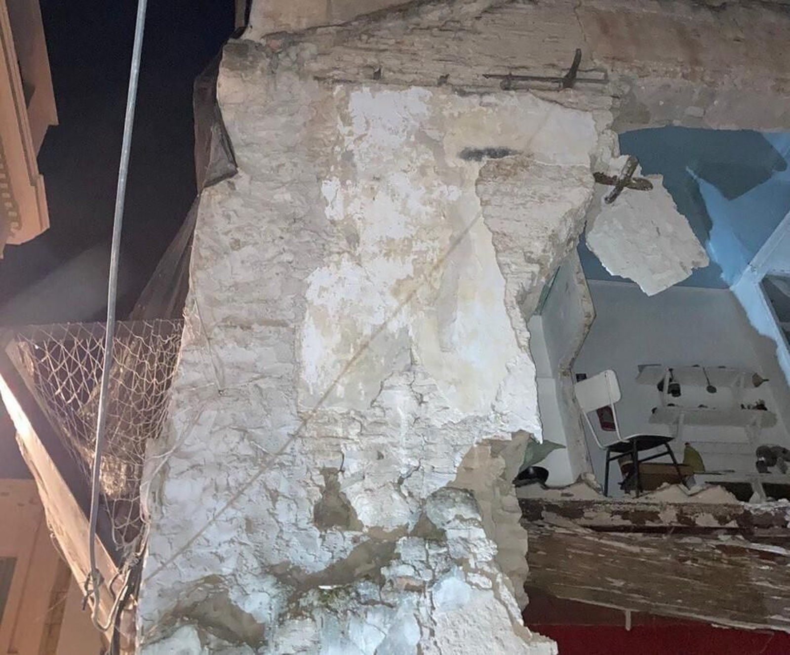 Parte del muro derrumbado en la calle María Cristina.