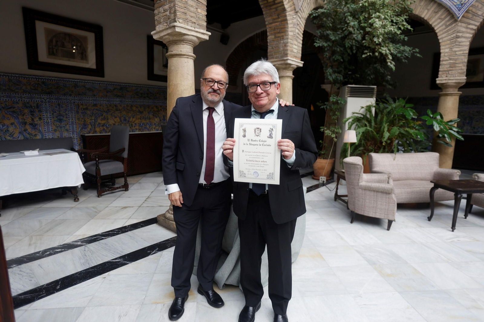 El Colegio de Abogados de Córdoba distingue a los colegiados que cumplen 25 y 50 años de ejercicio, en fotos