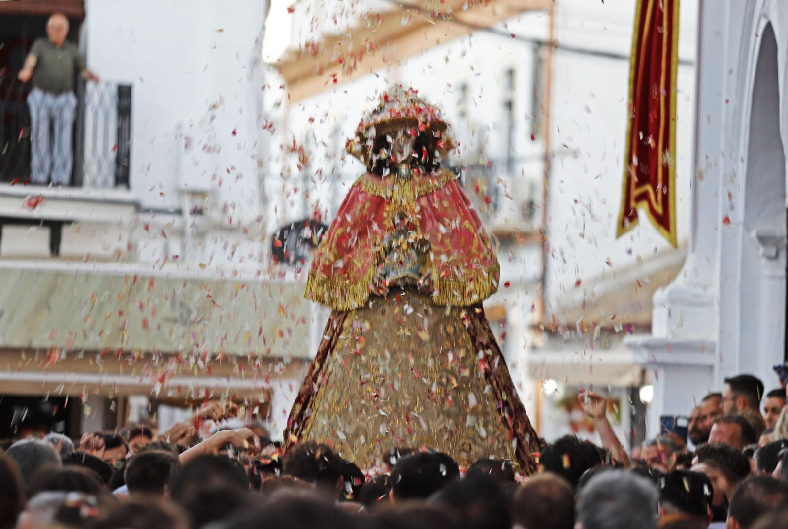 La Virgen del Rocío recorre las calles de Almonte hacia el Chaparral para el inicio del Camino de los Llanos