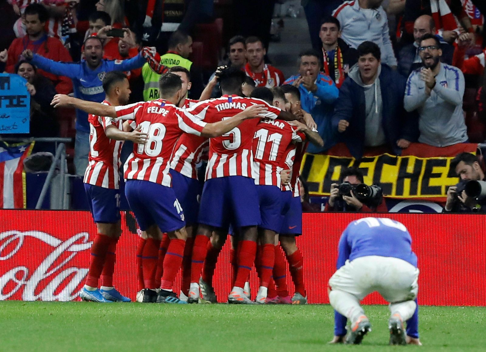 Los jugadores del Atlético celebran el tanto de Morata frente al Athletic.