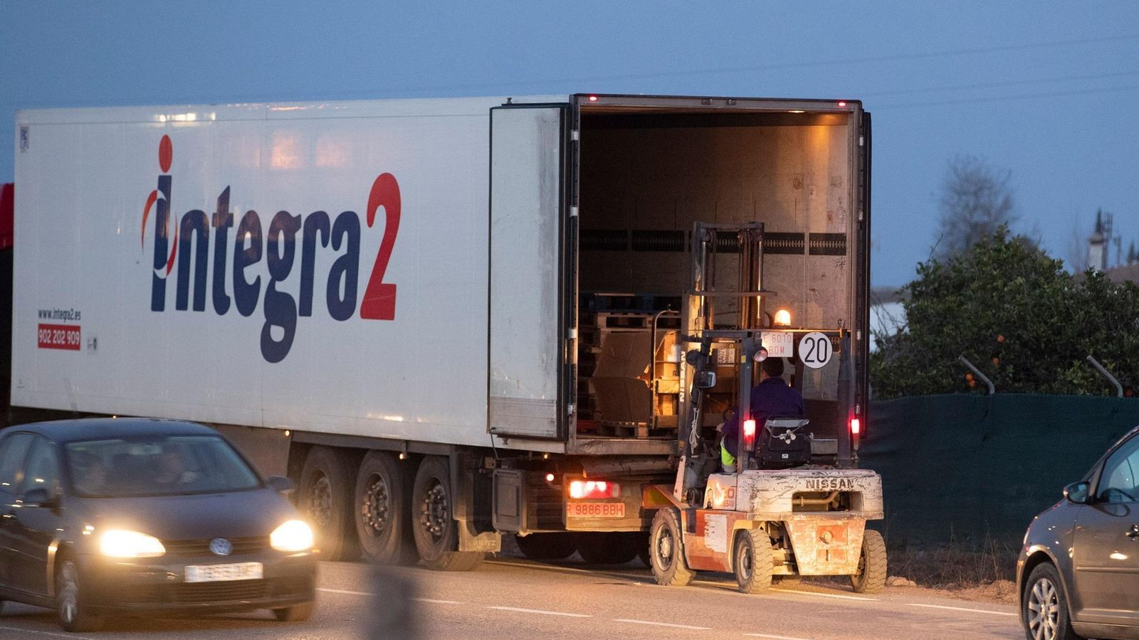 La mercancía era transportada hasta un camión de gran tonelaje.