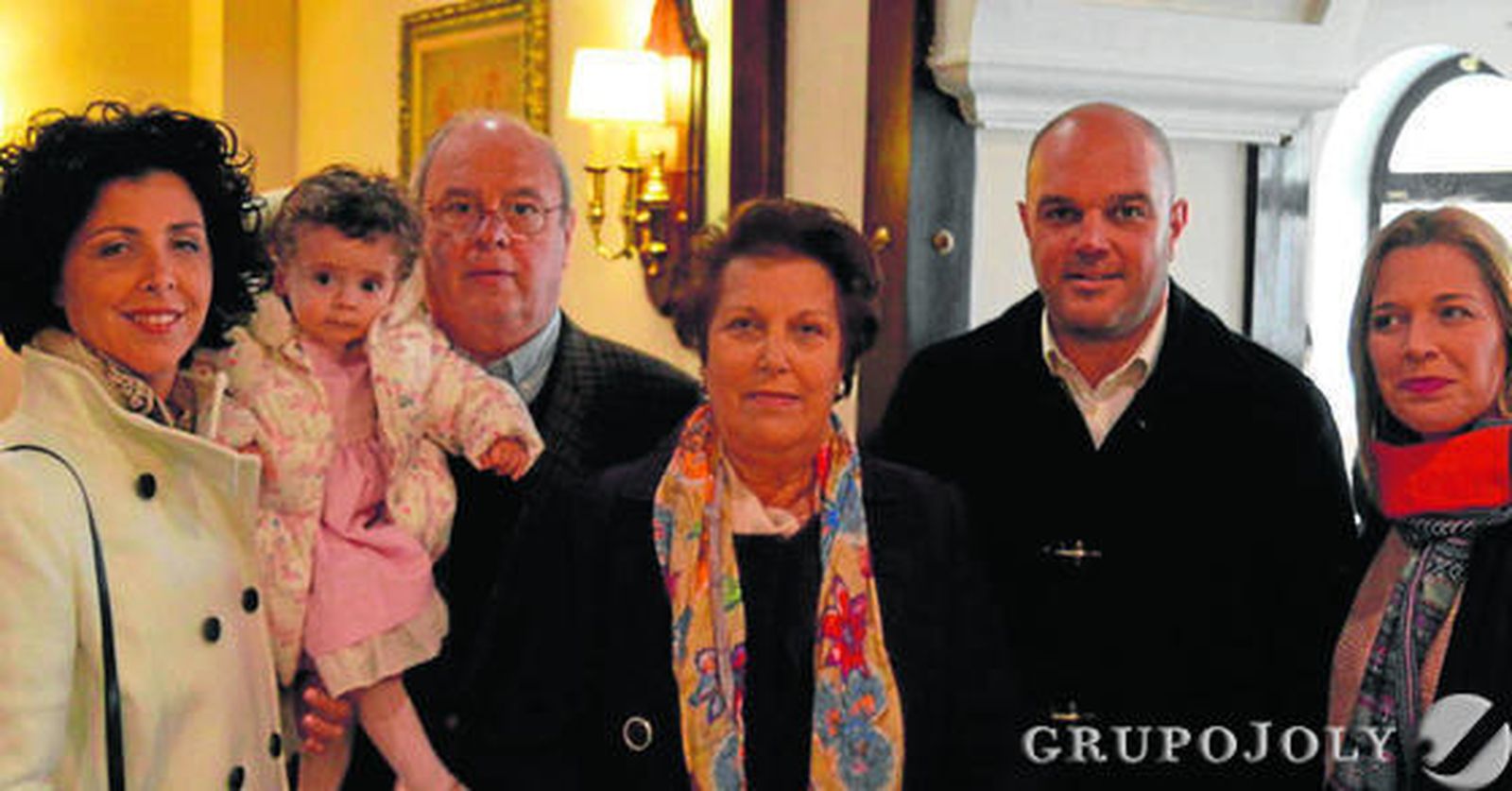 Josefa Lobón y su marido Antonio Fernández con sus hijos María José, Elena y Antonio Fernández Lobón y su nieta Valeria León.

Foto: Ignacio Casas de Ciria