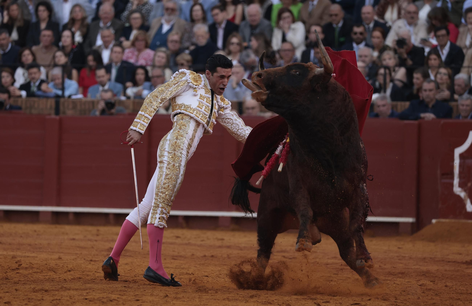 Las imágenes de los toros en Sevilla con Morante de la Puebla, José María Manzanares y Talavante