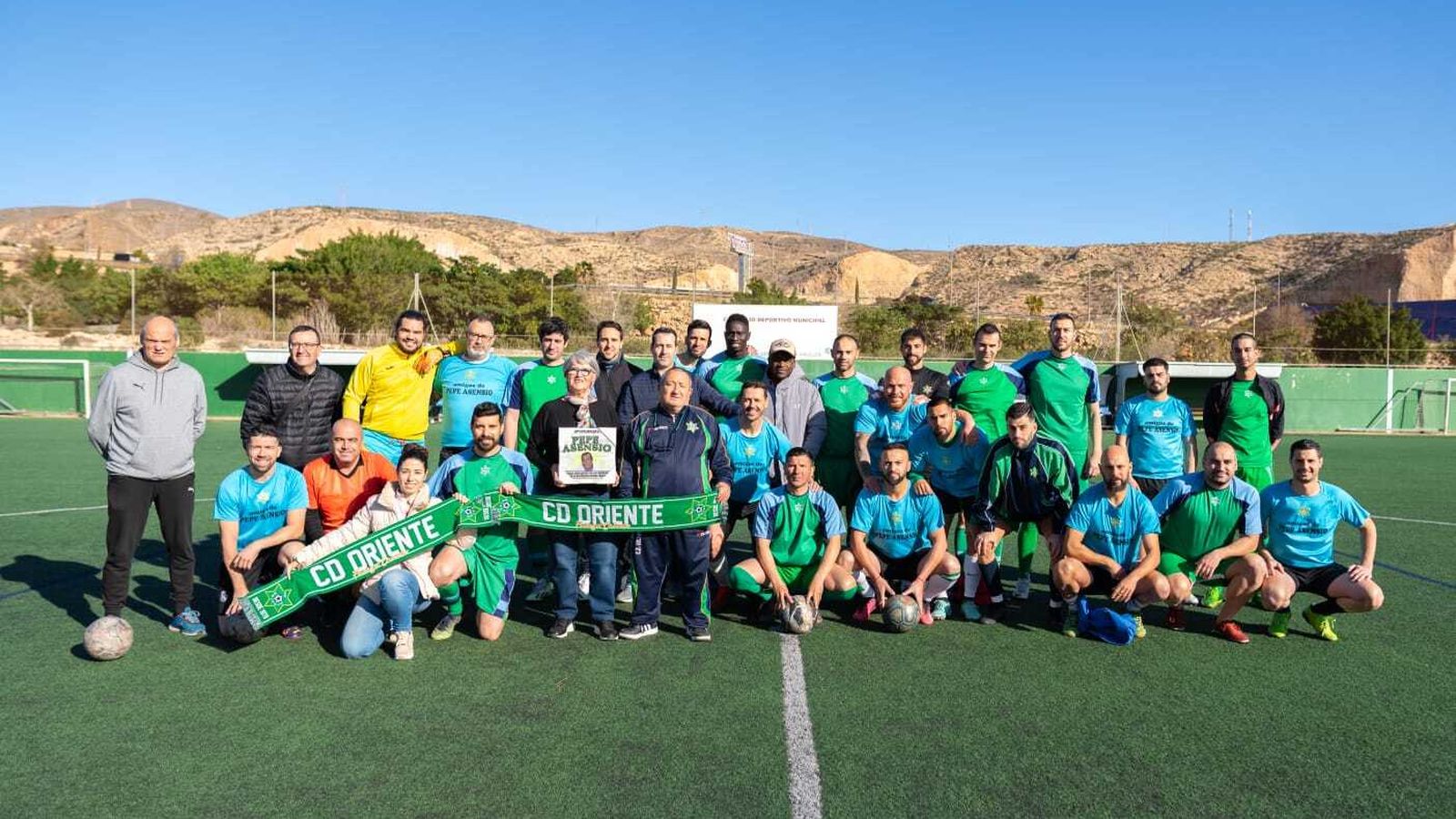 Los jugadores que disputaron el encuentro homenaje a Pepe Asensio.