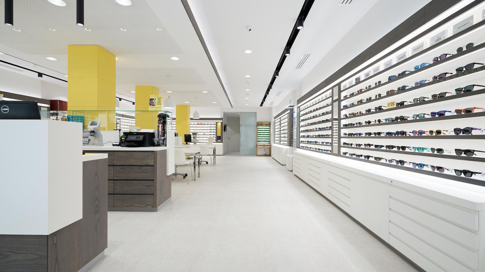 Interior del nuevo centro de Óptica & Audiología Universitaria en la calle  Asunción, 25, de Sevilla.