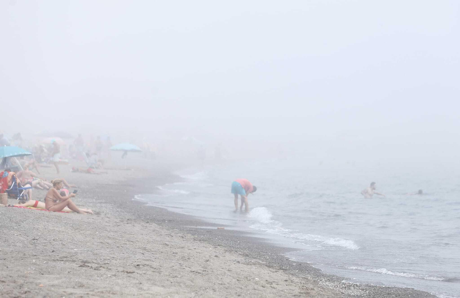 Fotos del taró que sume a Málaga bajo una densa niebla este lunes