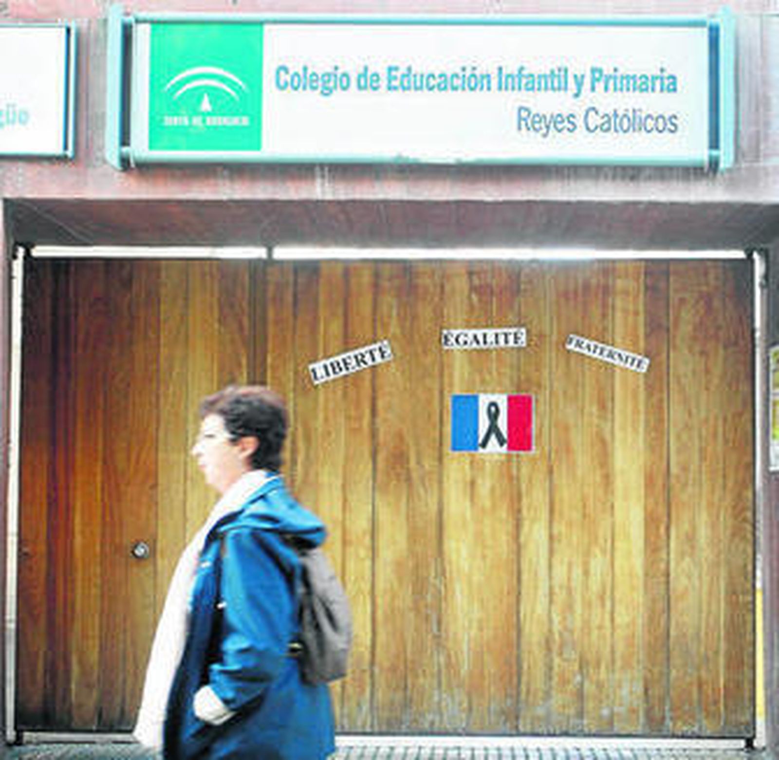 El CEIP Reyes Católicos, centro bilingüe en francés en Cádiz, recuerda a las víctimas del atentado con un crespón negro.