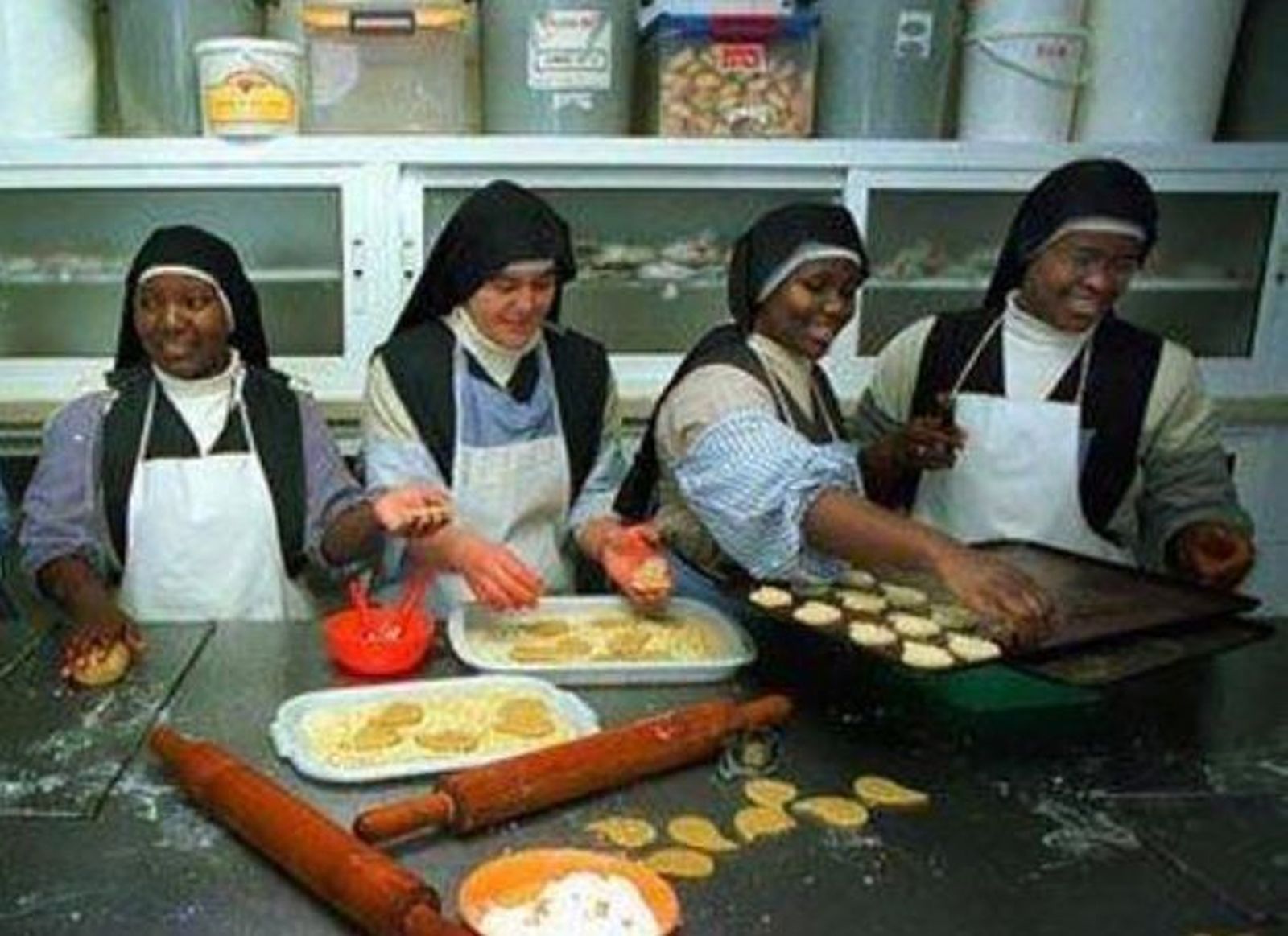 Las hermanas del Espíritu Santo, elaborando sus famosos dulces navideños.