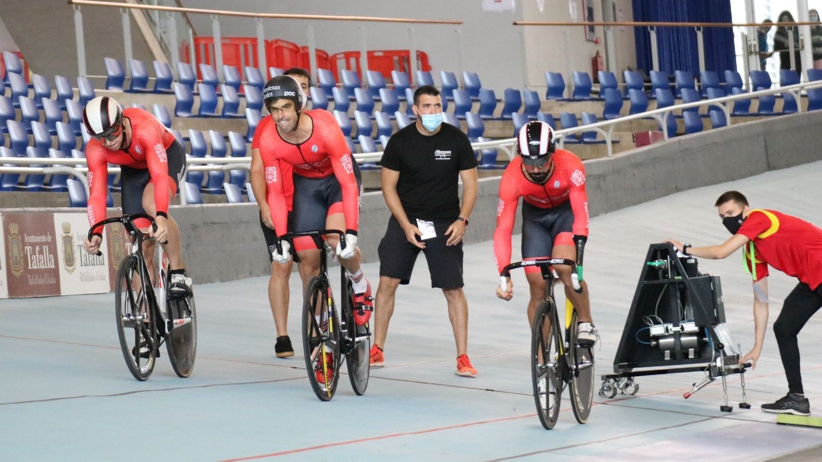 El rambleño, a la derecha, durante la salida de la velocidad por equipos.