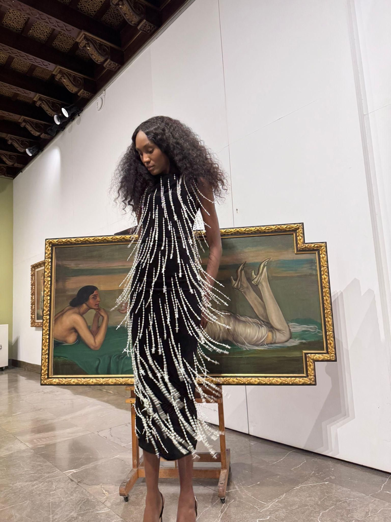 Vestido de José Perea adornado con más de 250 rosarios