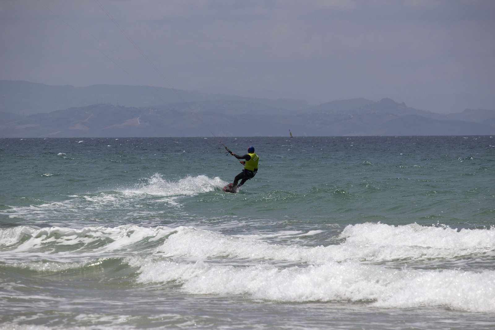 Un domingo de playa en Tarifa, en imágenes