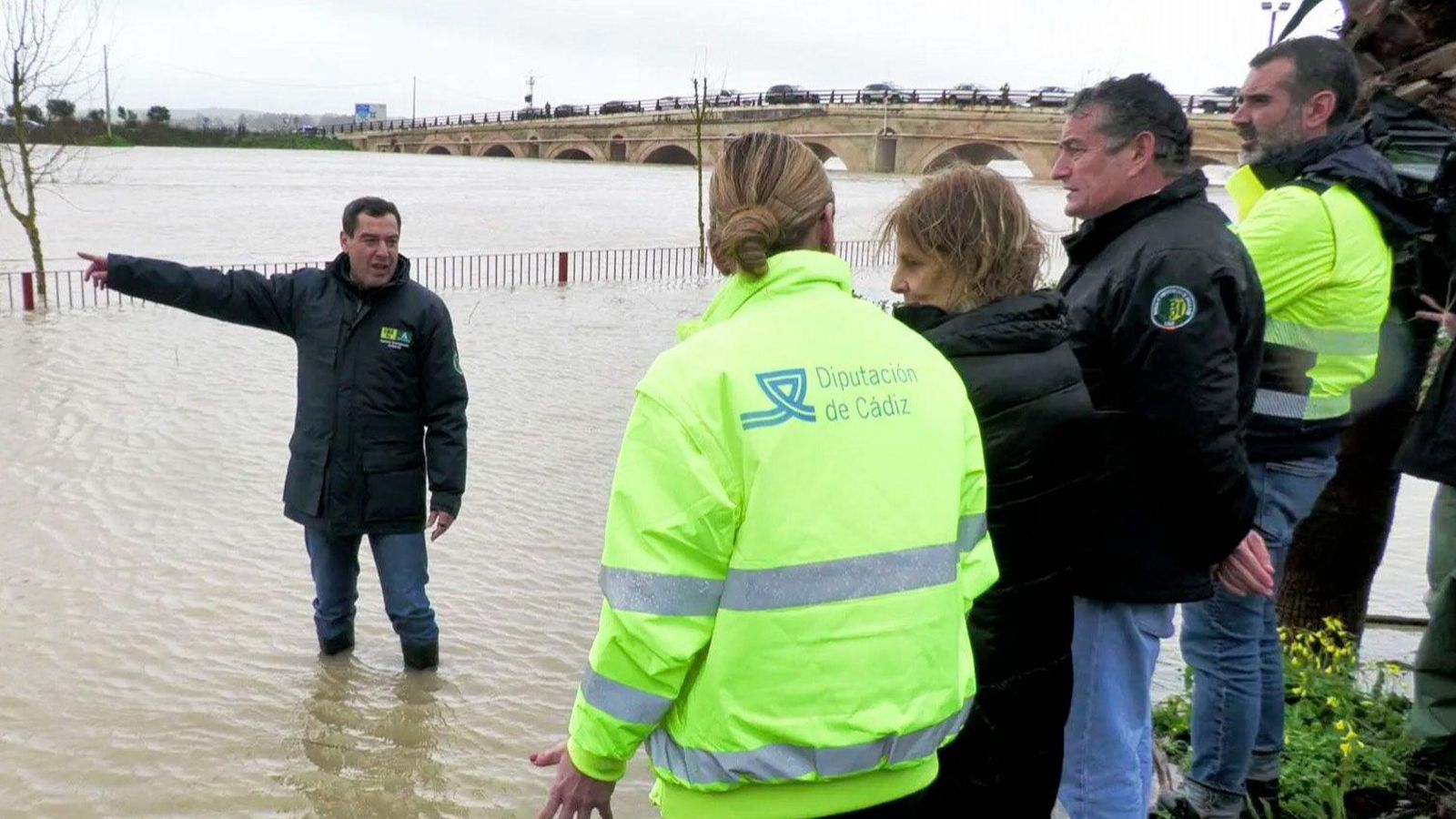 Juanma Moreno, en su visita este jueves a zonas inundables de Jerez.
