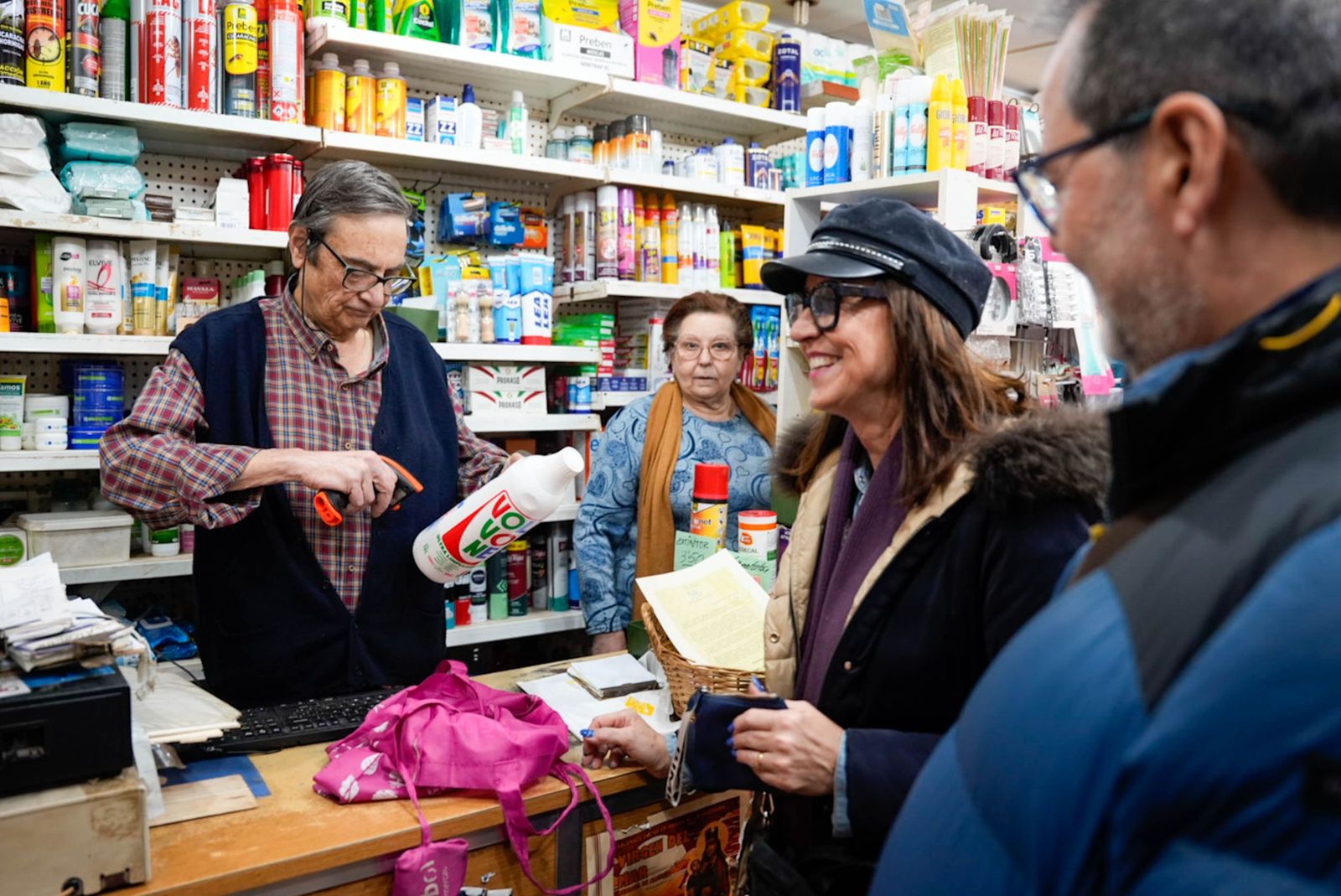 Juan José Ferrer en su negocio.