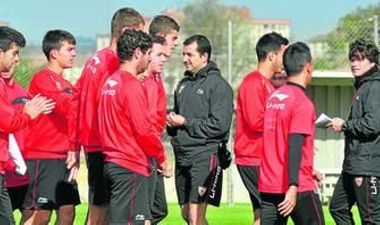 Diego Martínez, técnico del Sevilla, junto a su plantilla durante un entrenamiento reciente en la ciudad deportiva sevillista.