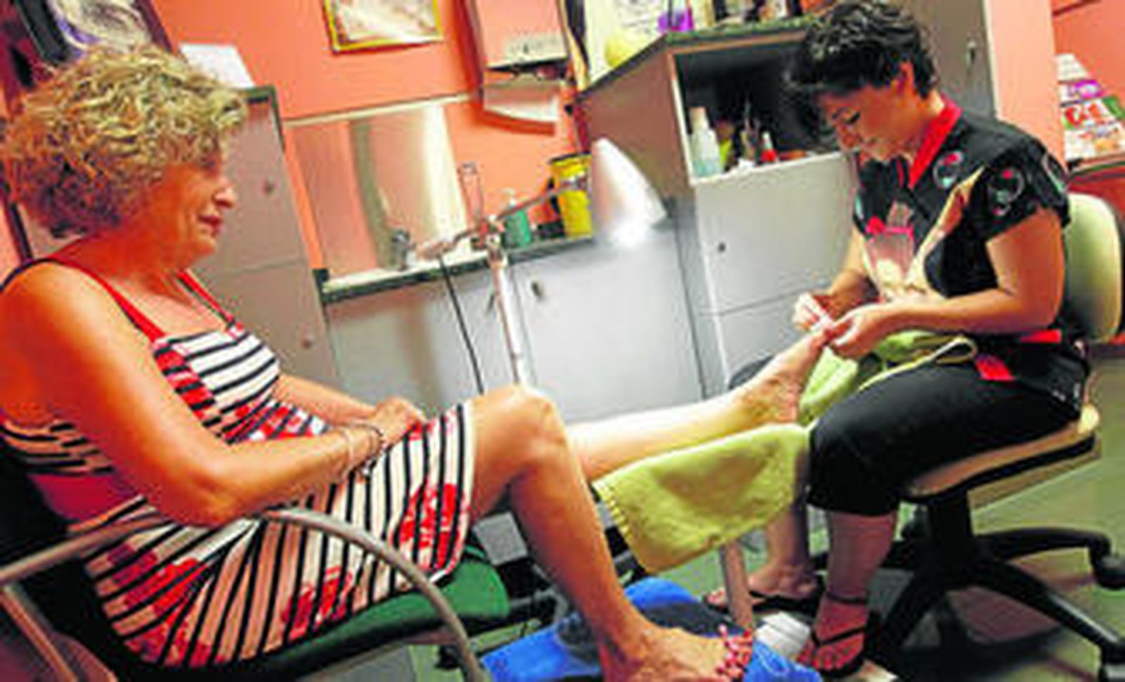 Mariluz Bravo, empleada del Centro de Belleza Maribel de la calle Poeta Zorrilla, atendiendo a una clienta.