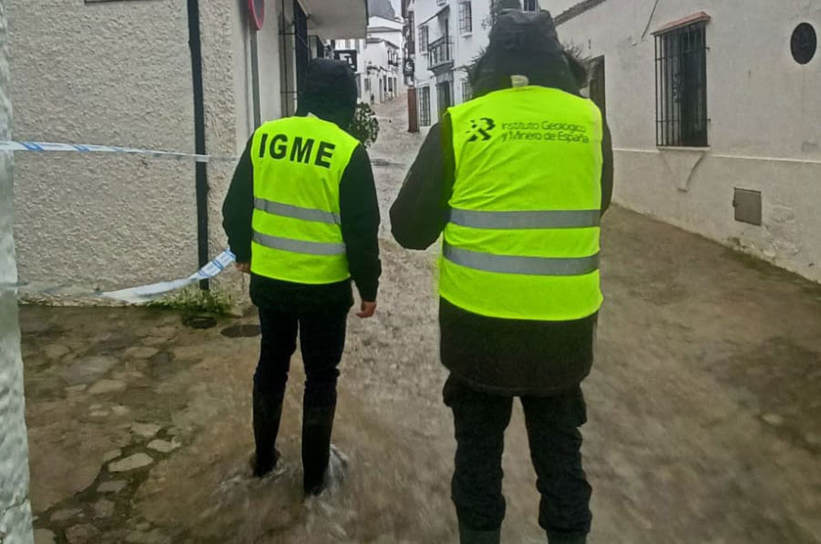 Técnicos del Instituto Geológico y Minero de España, en Grazalema.
