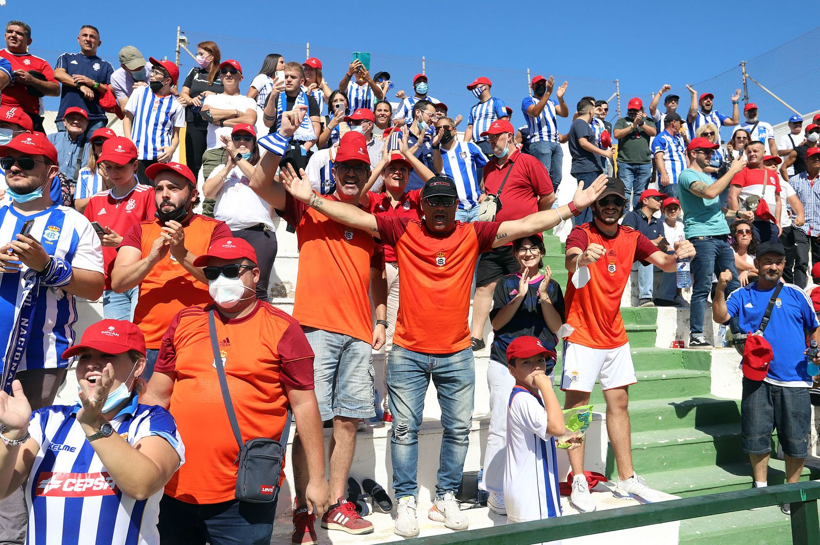 Imágenes de la afición más fiel del Recre en su visita al campo del Antoniano