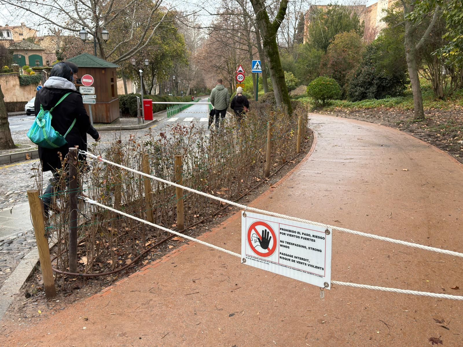 Pasos cortados en la Alhambra por el aviso por viento.