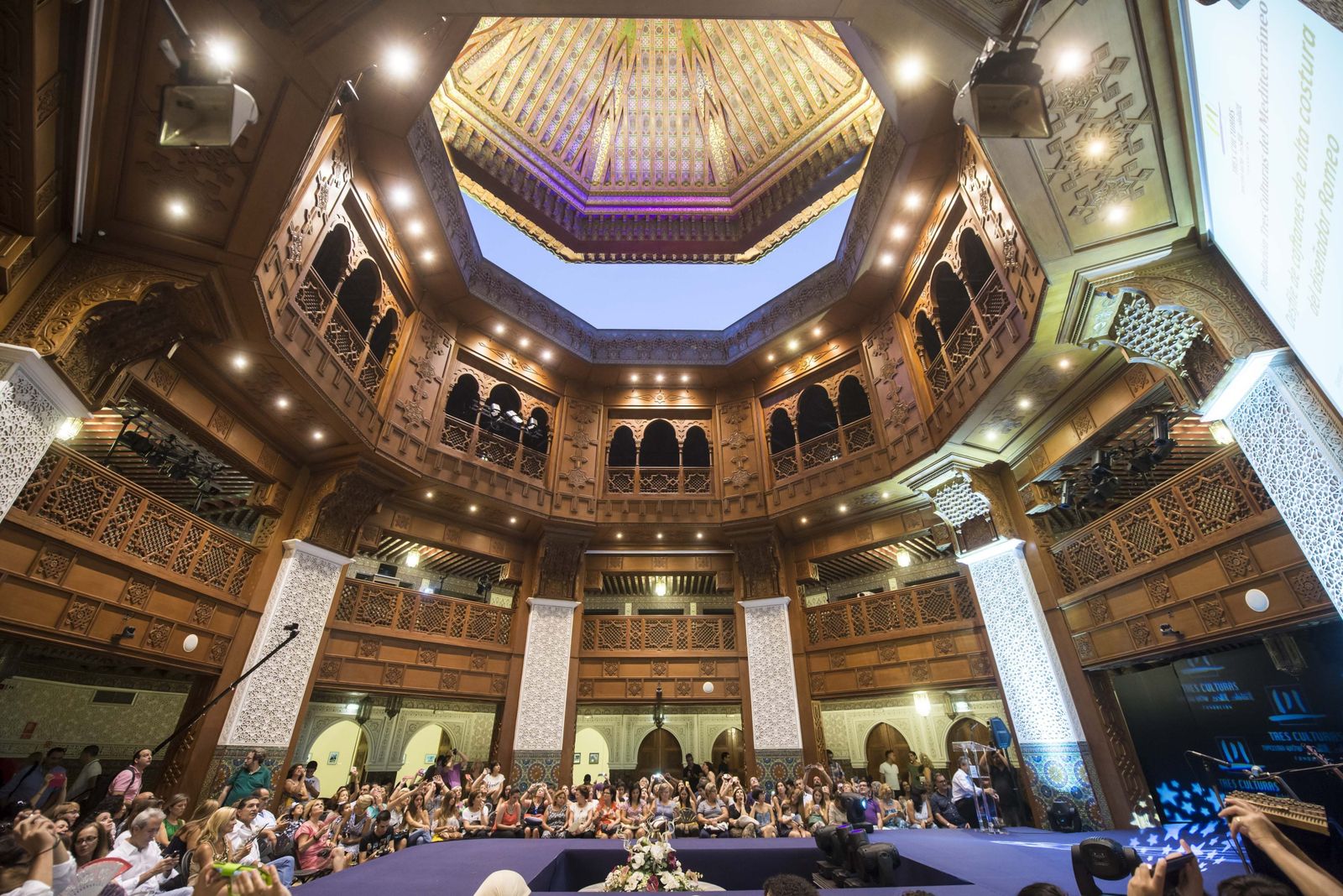 El Pabellón Hassan II, sede de la Fundación Tres Culturas, alberga desfiles, conciertos, proyecciones y representaciones teatrales, entre otros.