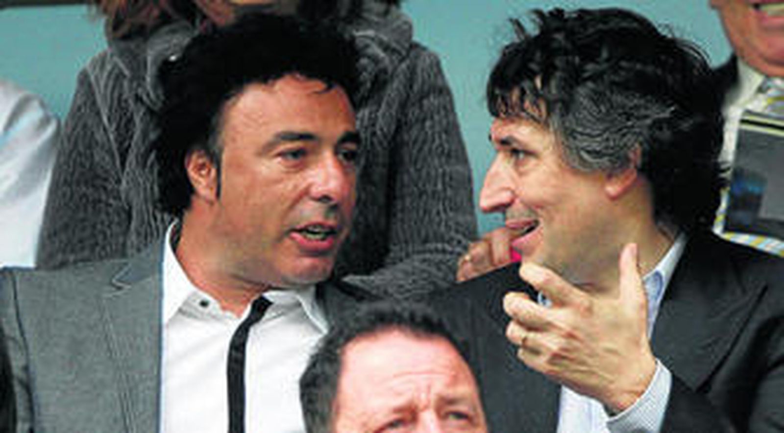 Gino Pozzo (d), dialogando con Quique Pina el pasado domingo en el palco de autoridades del estadio Carranza.