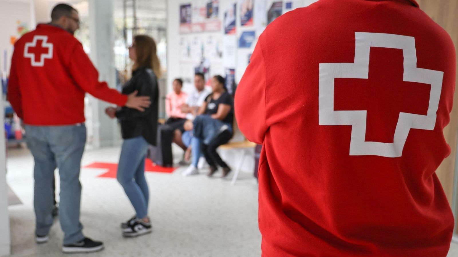 Personal de Cruz Roja Málaga atendiendo a usuarios de sus servicios. Personal de Cruz Roja Málaga atendiendo a usuarios de sus servicios.