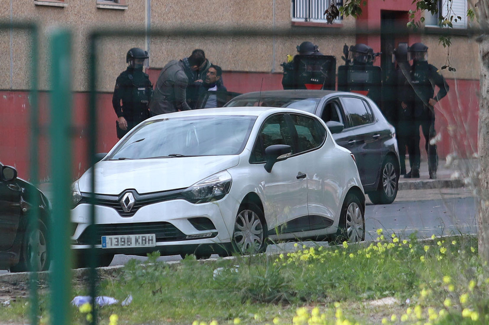 Imágenes del atrincherado que amenazaba con hacer estallar una bombona en el Torrejón, Huelva