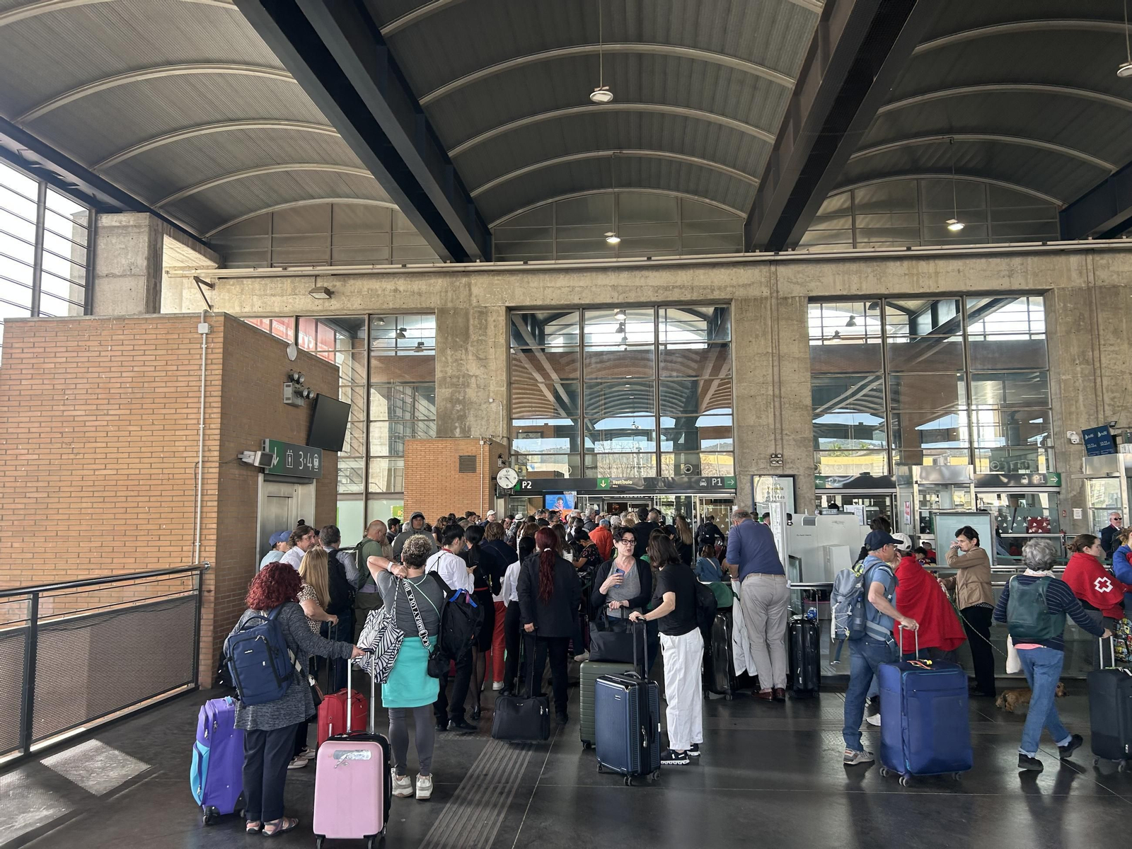 Las imágenes de la estación de trenes de Córdoba con cientos de personas atrapadas tras el apagón