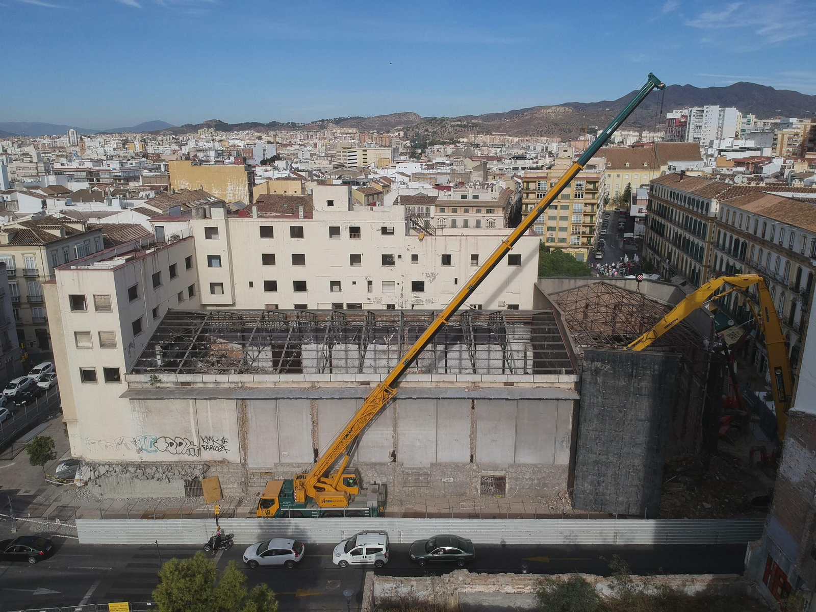 Trabajos de demolición de los antiguos cines Astoria y Victoria.