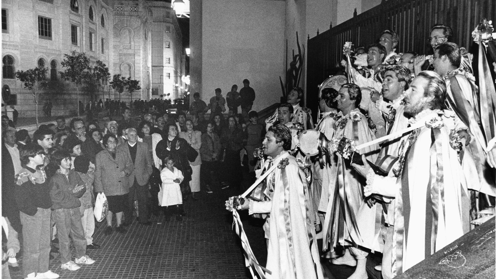 La comparsa 'La tuna del loco' (1993) en la escalerilla de la Facultad de Medicina.