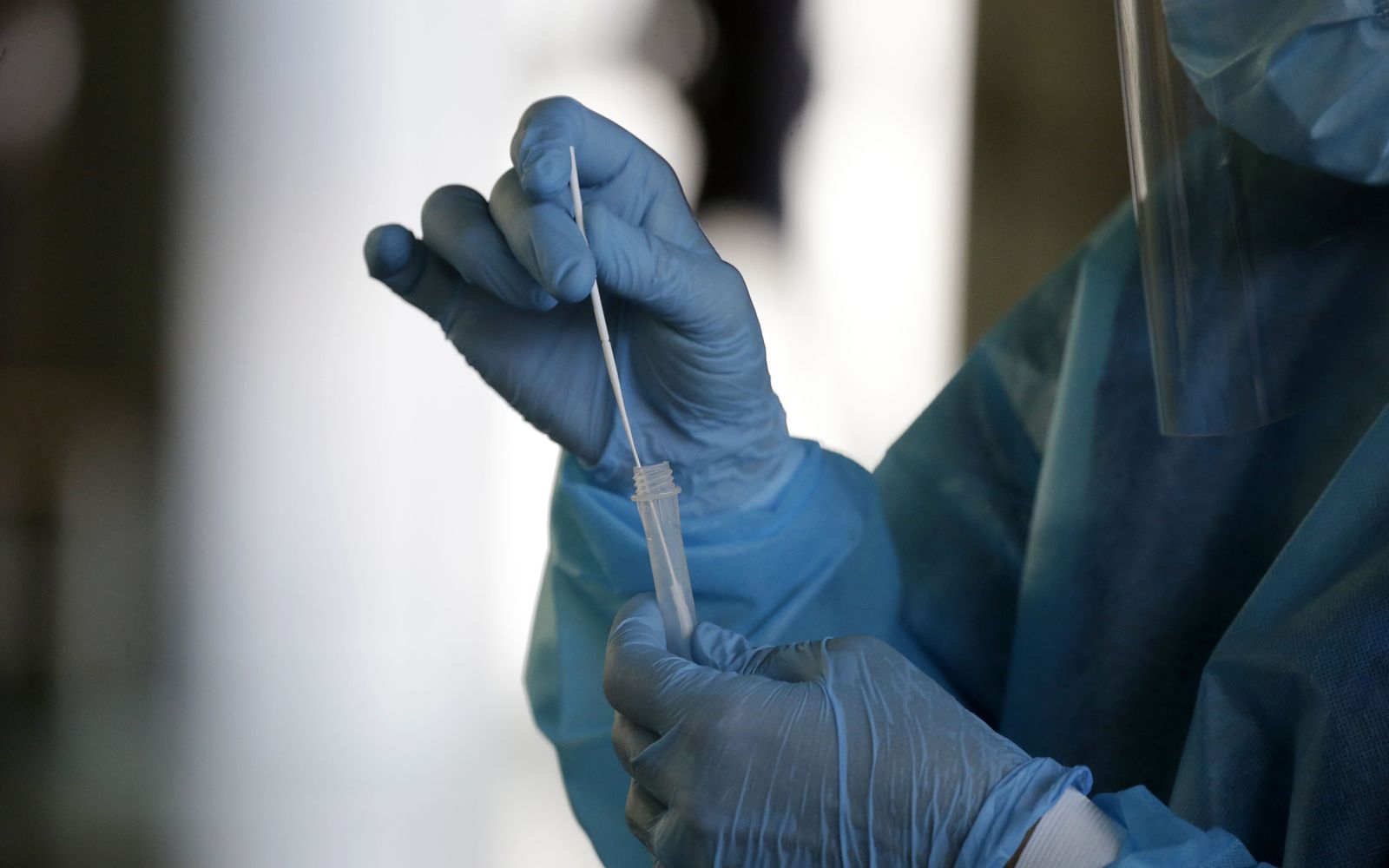 Un sanitario recoge una muestra para un test de covid.