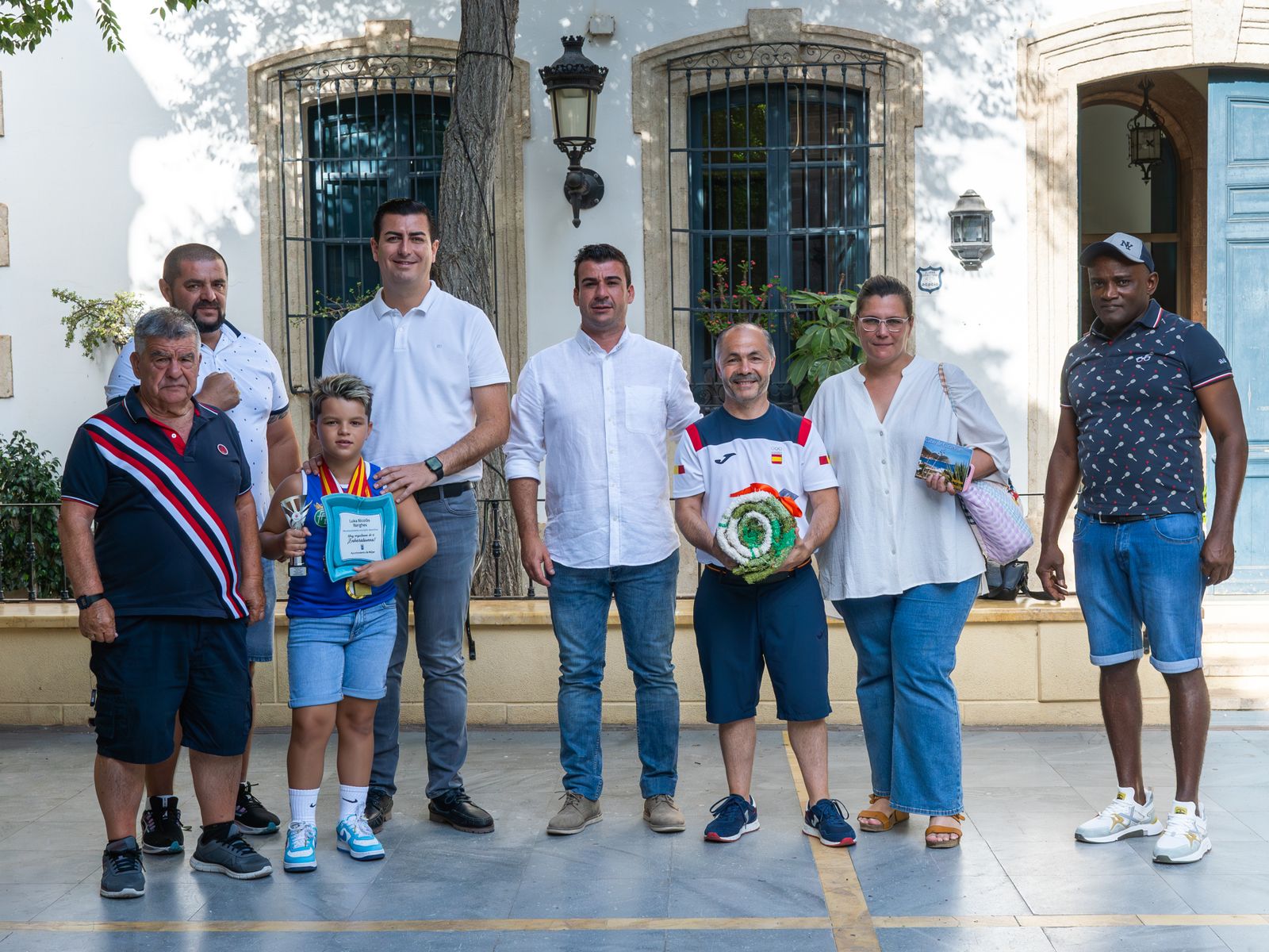 El boxeador prebenjamín Luka Nicolás Nerghés y el seleccionador nacional Rafael Lozano posan con sus obsequios.