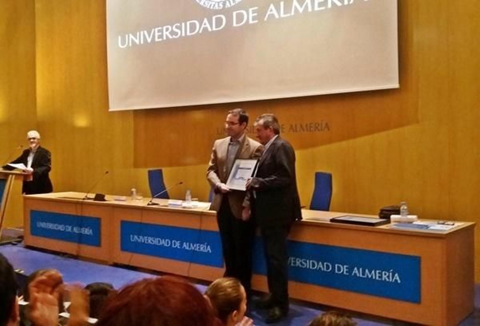 Ginés Parra recoge el premio en el campus de Almería.