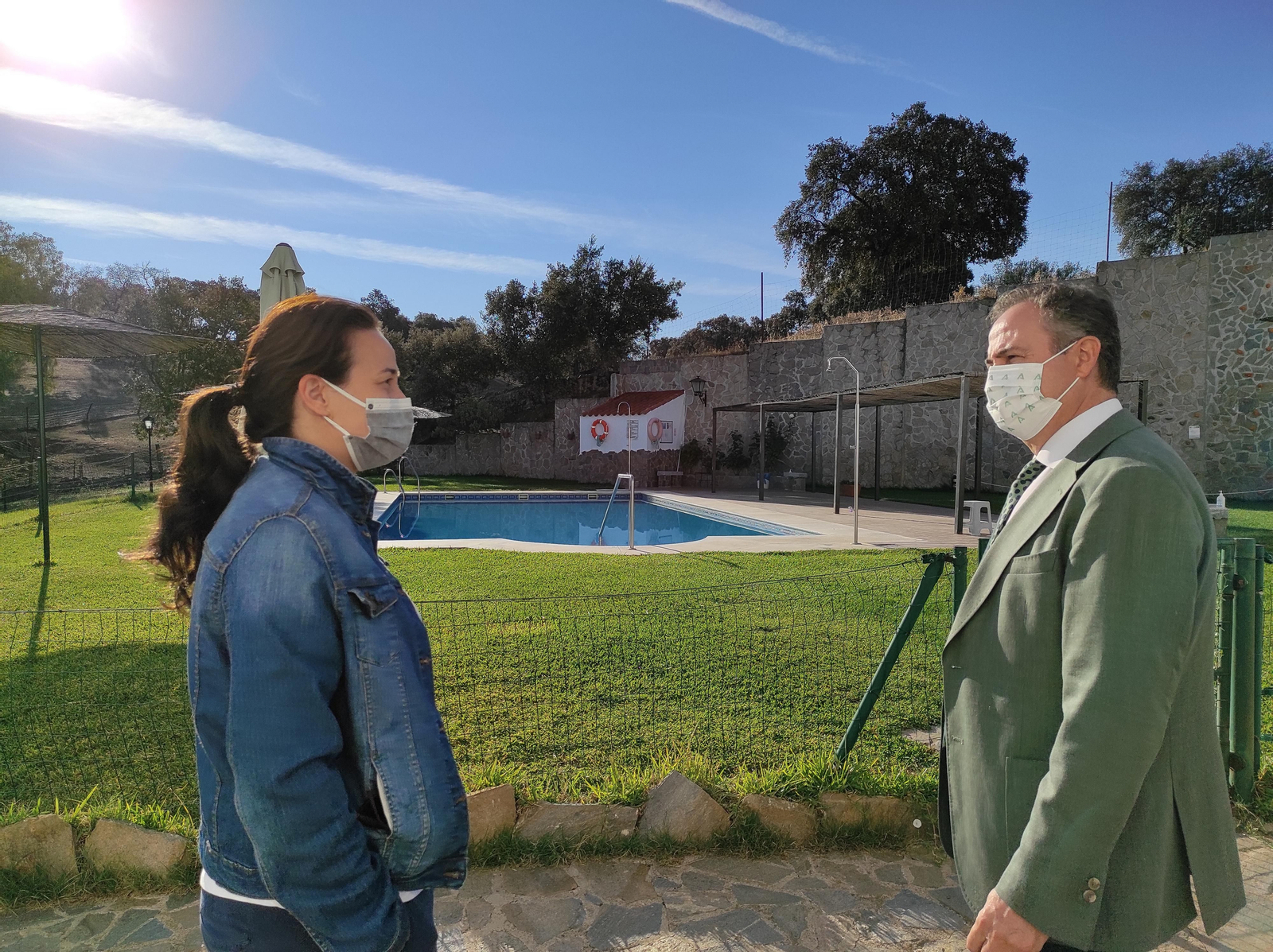 Ángel Pimentel en su visita al complejo turístico de La Venta del Charco.