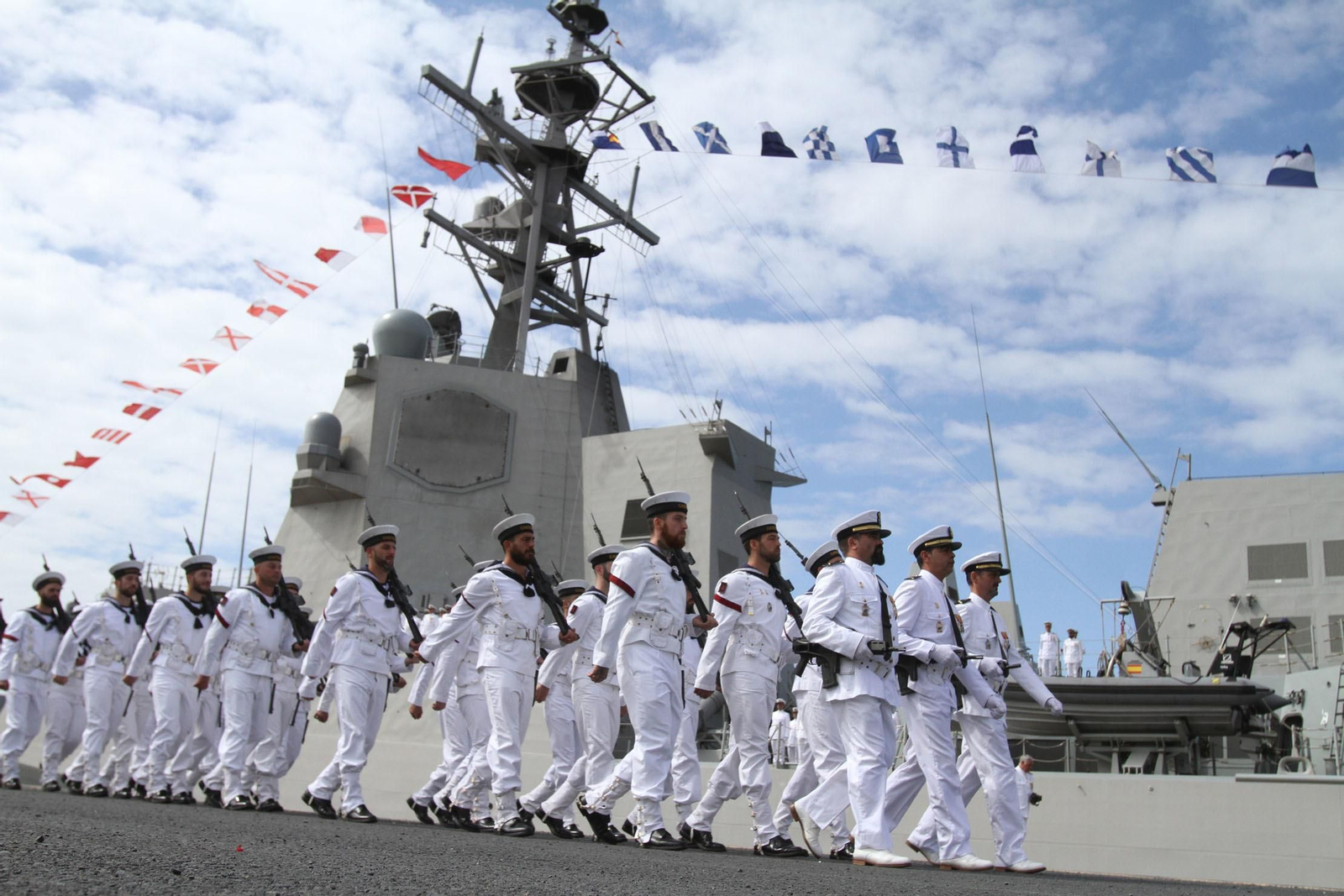 Entrega de la bandera de combate a la fragata Cristobal Colón