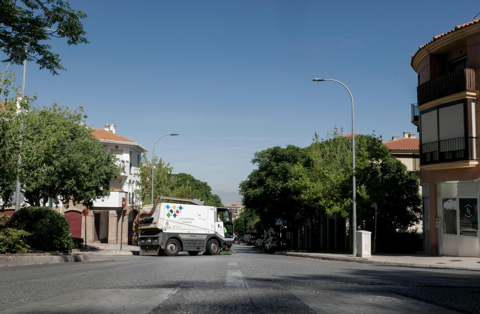 Una barredora se incorpora al Camino Real de los Neveros